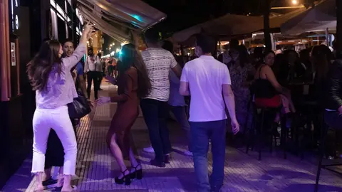 Archivo - Varias personas en la terraza de un bar 