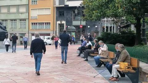 Gente por la calle en Oviedo.