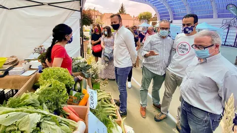 Guillermo Blanco visita el Mercado de la Tierra de Solares
