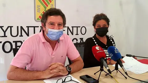 La concejala de Cultura, Esther V&eacute;lez, y el coordinador Carlos Alcorta presentan en rueda de prensa la IV Feria del Libro de Torrelavega.