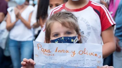Dos ni&ntilde;as con un cartel, en homenaje a Anna y Olivia, participan en una concentraci&oacute;n feminista en la Plaza de la Candelaria en repulsa por "todos los feminicidios", a 11 de junio de 2021, en Santa Cruz de Tenerife, Tenerife, Islas Canarias (Espa&ntilde;a). 