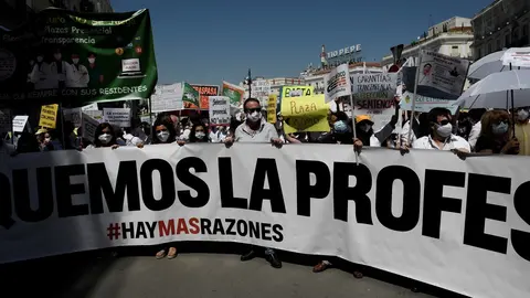 Varios m&eacute;dicos se manifiestan con pancartas frente a la Puerta del Sol para exigir una elecci&oacute;n de plazas con garant&iacute;as el 8 de junio de 2021, en Madrid (Espa&ntilde;a). Organizada por la Confederaci&oacute;n Estatal Sindicatos M&eacute;dicos (CESM), con esta nueva protesta, 