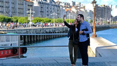 Archivo - Turistas en Santander