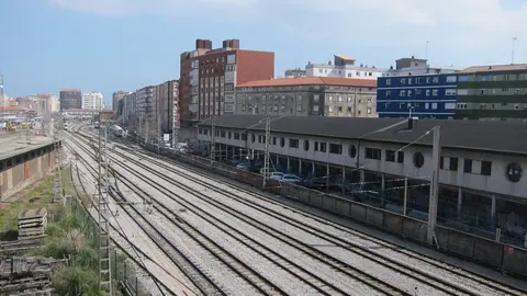 Archivo - V&iacute;as del tren en Santander