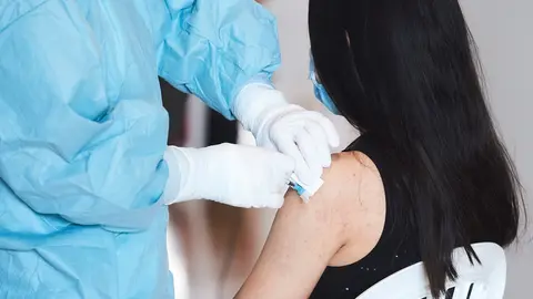 Archivo - Una mujer recibe la vacuna del Covid en Santander 