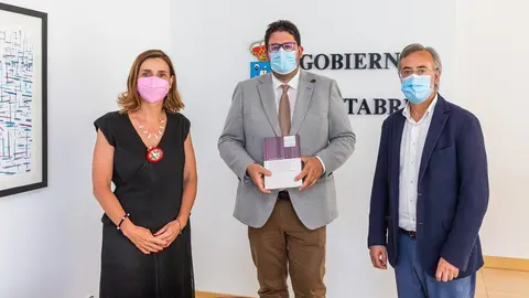 La consejera de Presidencia, Interior, Justicia y Acci&oacute;n Exterior, Paula Fern&aacute;ndez Via&ntilde;a, recibe al inspector de Educaci&oacute;n, Alberto Honta&ntilde;&oacute;n, ganador del primer Premio de Investigaci&oacute;n del CEARC.