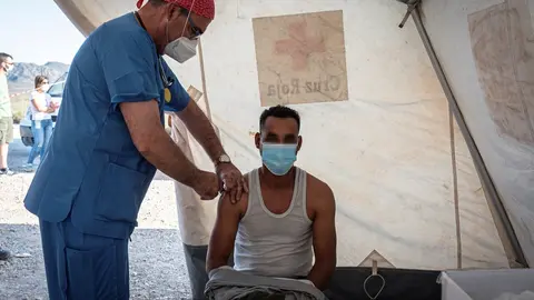 Un jornalero recibe la vacuna contra el Covid-19, en un dispositivo a cargo de C&aacute;ritas y Cruz Roja, en un asentamiento de N&iacute;jar, a 10 de junio de 2021, en N&iacute;jar, Almer&iacute;a, Andaluc&iacute;a (Espa&ntilde;a). Este mi&eacute;rcoles ha comenzado la vacunaci&oacute;n de jornaleros en asent