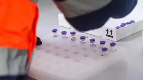 Una trabajadora coloca varias vacunas en las instalaciones del Centro Logista Pharma, a 10 de junio de 2021, en Legan&eacute;s, Madrid, (Espa&ntilde;a). En este recinto se almacenan y distribuyen las dosis de las vacunas frente al Covid-19 que se administran en la regi