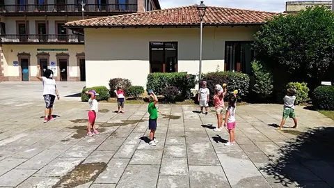 Ni&ntilde;os en la ludoteca de verano