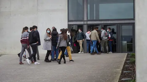 Archivo - Varios alumnos entran a las aulas 