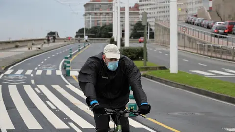 Archivo - Una persona corre en solitario y con mascarilla un d&iacute;a despu&eacute;s de la entrada en vigor de la normativa que obliga a los deportistas a hacer deporte al aire libre con mascarilla y sin compa&ntilde;&iacute;a en Galicia, en A Coru&ntilde;a, Galicia, (Espa&ntilde;a), a 27 de en