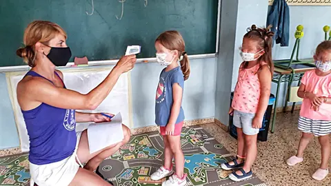Una de las tomas de temperatura a los ni&ntilde;os asistentes al campamento de verano realizado el a&ntilde;o pasado