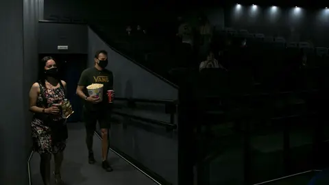 Archivo - Una pareja entra en una sala de cine 