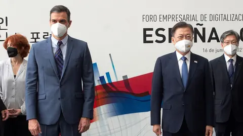 El presidente del Gobierno, Pedro S&aacute;nchez, y el presidente de Corea del Sur, Moon Jae In
