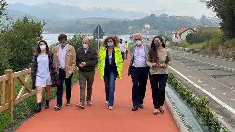 La delegada del Gobierno, Ainoa Qui&ntilde;ones (cuarta por la izda); el alcalde de San Vicente de la Barquera, Dionisio Luguera, y otras autoridades recorren un tramo de la nueva senda peatonal