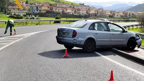 Archivo - Intervenci&oacute;n de los agentes de Tr&aacute;fico en un accidente. Archivo