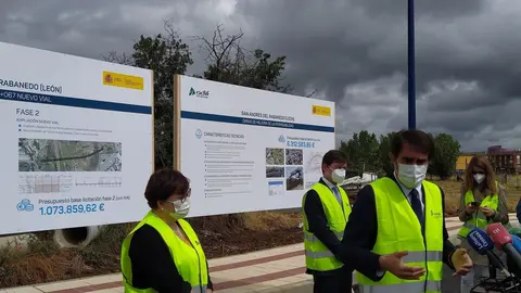 El consejero de Fomento y Medio Ambiente, Juan Carlos Su&aacute;rez-Qui&ntilde;ones, durante su presencia en San Andr&eacute;s del Rabanedo con la alcaldesa, Camino Caba&ntilde;as, y un representante de ADIF.