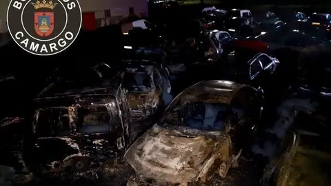 Coches afectados por el incendio en Herrera de Camargo