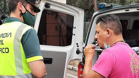 Tr&aacute;fico intensifica desde hoy los controles de alcohol y drogas entre los conductores ante el aumento de siniestros