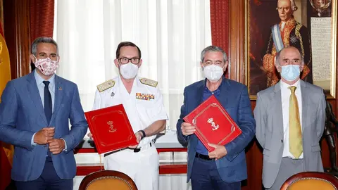 El vicepresidente y consejero de Universidades, Igualdad, Cultura y Deporte, Pablo Zuloaga, junto al almirante general Antonio Martorell Lacave y el alcalde del Ayuntamiento de Suances, Andr&eacute;s Ruiz Moyatras la firma del protocolo