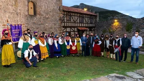 Pablo Zuloaga junto a una agrupaci&oacute;n de folcore