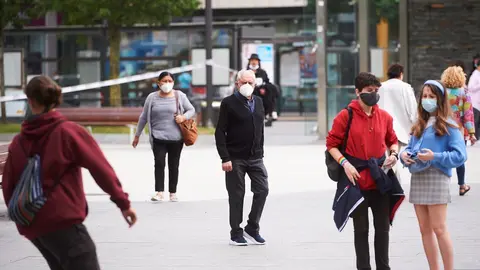 Archivo - Transe&uacute;ntes pasean por calles de Santander con mascarilla  