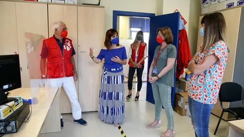La consejera de Empleo y Pol&iacute;ticas Sociales, Ana Bel&eacute;n &Aacute;lvarez, realiza una visita a Cruz Roja.