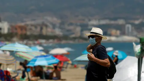 Archivo - Ba&ntilde;istas disfrutan del d&iacute;a en la playa despu&eacute;s que el gobierno andaluz decretara el uso de la mascarilla obligatorio en todos los espacios, en las im&aacute;genes dichos ba&ntilde;istas en la playa de la Misericordia. M&aacute;laga a 15 de julio del 2020