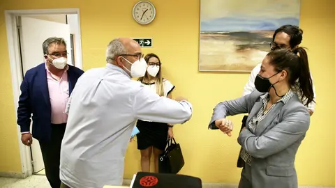 El consejero de Sanidad, Miguel Rodr&iacute;guez, saluda a los representantes municipales de Noja, en presencia de su alcalde , Miguel &Aacute;ngel Ruiz Lav&iacute;n