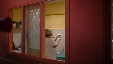 Una sanitaria prepara una dosis de la vacuna de Janssen, en el centro abierto de la Fundaci&oacute; Arrels, el d&iacute;a de la jornada de vacunaci&oacute;n a personas sin hogar, a 3 de junio de 2021, en Barcelona, Catalu&ntilde;a (Espa&ntilde;a). Las personas sin hogar que lo deseen, podr