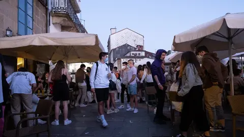 Varias personas durante el primer d&iacute;a de apertura de bares y cafeter&iacute;as hasta la 1 de la madrugada, a 11 de junio de 2021, en Santiago de Compostela, A Coru&ntilde;a, Galicia (Espa&ntilde;a). Desde esta noche, los bares, cafeter&iacute;as y restaurantes gallegos podr&aacute;n abrir 