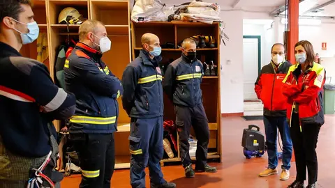 Archivo - La consejera de Presidencia, Paula Fern&aacute;ndez, en el parque de Bomberos de Vald&aacute;liga