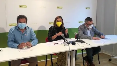 De izquierda a derecha: El secretario general del PRC de Castro, Jes&uacute;s Guti&eacute;rrez; la secretaria de Organizaci&oacute;n del partido, Paula Fern&aacute;ndez, y el senador auton&oacute;mico Jos&eacute; Miguel Fern&aacute;ndez Viadero