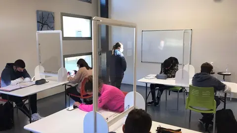 Archivo - El Ayuntamiento de Paterna (Valencia), a trav&eacute;s de la Casa de la Juventud, ha puesto en marcha un Aula de Refuerzo para que los alumnos y alumnas de la ESO que lo necesiten puedan recibir apoyo acad&eacute;mico personalizado.