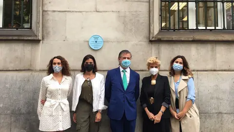 Instalaci&oacute;n de la placa dedicada a Gerardo Diego en la calle Calvo Sotelo