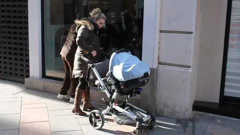 Archivo - Carrito de bebe, Mujer paseando, Calle