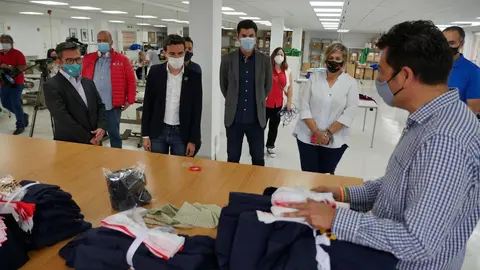 Pedro Casares junto a Daniel Fern&aacute;ndez y la alcaldesa de Camargo, Esther Bolado, visitando el taller textil puesto en marcha por Nueva Vida y Austral