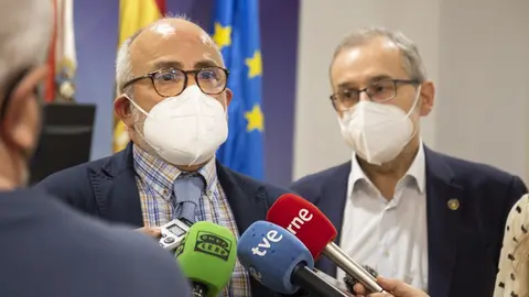 El consejero de Sanidad, Miguel Rodr&iacute;guez, recibe al rector de la Universidad de Cantabria, &Aacute;ngel Pazos