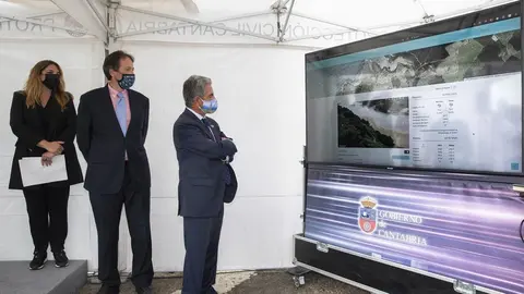 El presidente de Cantabria, Miguel &Aacute;ngel Revilla, y el consejero de Obras P&uacute;blicas, Ordenaci&oacute;n del Territorio y Urbanismo, Jos&eacute; Luis Gochicoa, presentan la reactivaci&oacute;n de la web sobre ocupaci&oacute;n de las playas de Cantabria