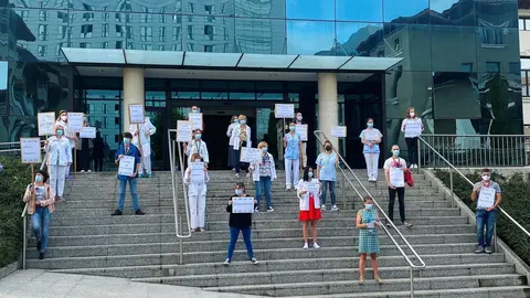 Concentraci&oacute;n de la Junta de Personal en Valdecilla