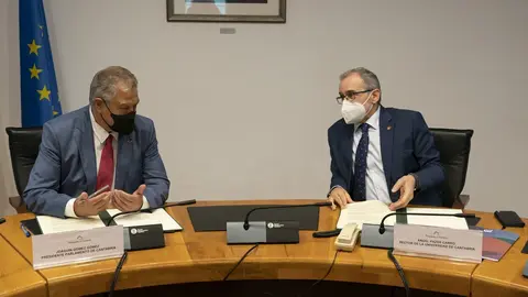 El presidente del Parlamento de Cantabria, Joaqu&iacute;n G&oacute;mez, y el rector de la UC, &Aacute;ngel Pazos