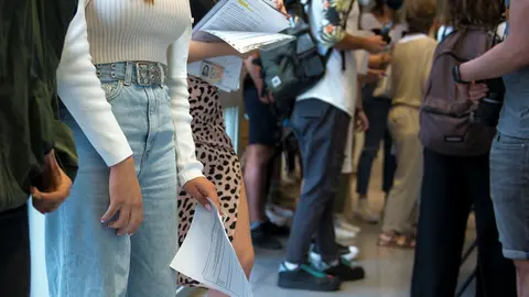 Un grupo de estudiantes en los ex&aacute;menes de la EBAU