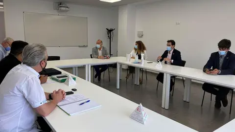 Reuni&oacute;n de Pedro Casares con representantes del SMTU