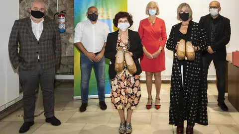 Laconsejera de Educaci&oacute;n y Formaci&oacute;n Profesional, Marina Lomb&oacute;, asiste al homenaje a la direcci&oacute;n del CEIP Manuel Lled&iacute;as