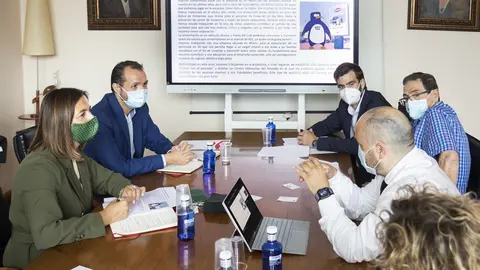 Laconsejera de Econom&iacute;a y Hacienda, Mar&iacute;a S&aacute;nchez, realiza una visita a laempresa Frox&aacute;