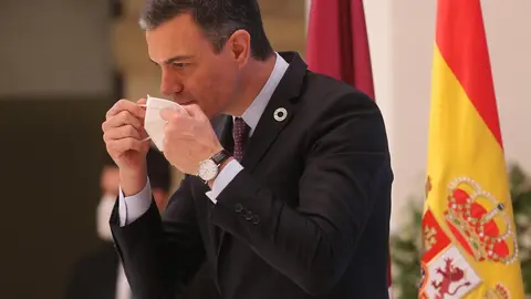 El presidente del Gobierno, Pedro S&aacute;nchez, se quita la mascarilla en la presentaci&oacute;n del acto 'Haciendo de Espa&ntilde;a un polo industrial del hidr&oacute;geno verde en Europa', a 24 de mayo de 2021, en Toledo, Castilla-La Mancha, (Espa&ntilde;a). Este encuentro est&aacute; convoca