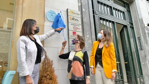 La alcaldesa Gema Igual, la concejala de Turismo, Miriam D&iacute;az, y la hija de Jos&eacute; Hierro, Mari&aacute;n Hierro, descubren la placa del poeta.