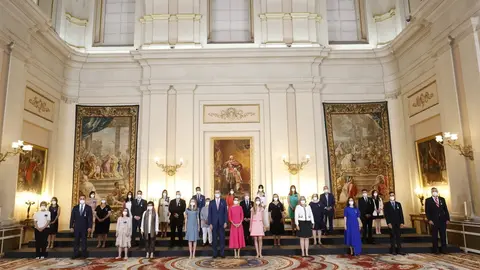 Los Reyes durante la entrega de la Orden del M&eacute;rito Civil a 24 espa&ntilde;oles