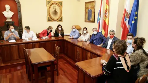 El vicepresidente del Gobierno de Cantabria y consejero de Universidades, Igualdad, Cultura y Deporte, Pablo Zuloaga, y miembros de su equipo realizan una visita institucional a Suances