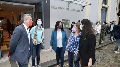 El vicepresidente de Cantabria, Pablo Zuloaga, acude al estreno en la Filmoteca Regional del documental 'Condenadas en Gaza'